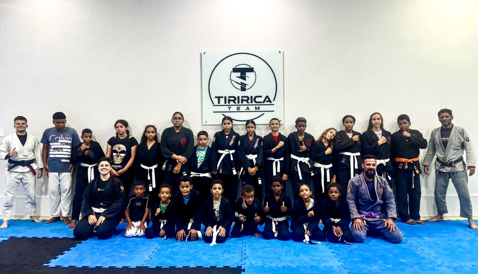 Turma infantil do projeto social da Tiririca Team no tatame